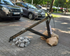 Катапульта, що стріляє бруківкою: в центрі Запоріжжя з&#039;явилася незвичайна інсталяція - фото