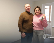 Дев'ять років у модульному: в Запоріжжі родина переселенців нарешті отримала квартиру (фото)