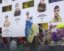 У Запоріжжі в День Незалежності України для Запоріжжя почалася з вшанування Захисників і Захисниць, які поклали життя за свободу держави