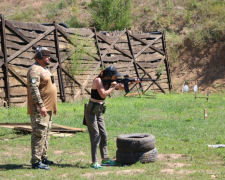 У Запоріжжі ветеран після поранення змінив професію та тепер готує охочих до базової військової підготовки (фото)