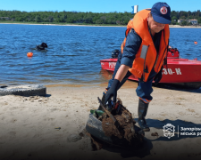 Водолази дістали з Дніпра пів тонни сміття — як у Запоріжжі готують пляжі до літнього сезону (фото, відео)