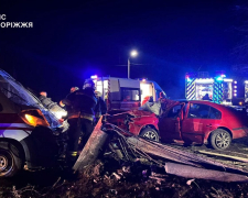 У Запоріжжі автомобіль врізався в швидку і в стовп - наслідки жахливої аварії на Прибережній автомагістралі (фото)