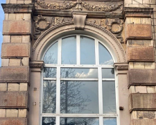 З історичної будівлі у центрі Запоріжжя прибрали назви магазинів і рекламу - фото