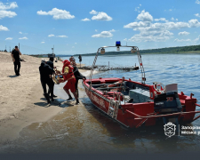 На пляжі у Запоріжжі врятувала трьох 18-річних юнаків, один з яких почав тонути