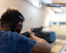 У Запоріжжі майстри спорту безкоштовно тренують колишніх військових та їхні родини у сучасному тирі - фото