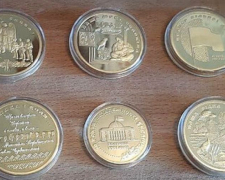 Пенсіонери з окупованого міста Запорізької області віддали золоті монети на допомогу ЗСУ