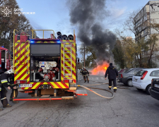 На одній з вулиць Запоріжжя загорівся автомобіль - фото, відео