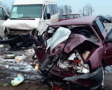 На трассе в Запорожской области микроавтобус врезался в легковушку - погибла женщина