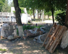 Влаштували безлад у дворі - в центрі Запоріжжя проводили будівельні роботи без дозволу (фото)