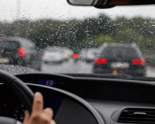 Правила безпечної їзди в дощ – поради для водіїв