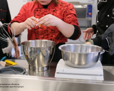 Смачні обіди щодня - як у Запоріжжі майбутні кухарі готують для школярів (фото)