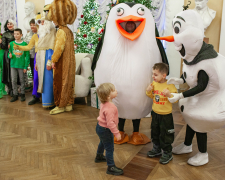 У Запоріжжі родини запоріжсталівців безкоштовно відвідали новорічні вистави