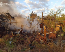 Пожежі після обстрілів - вогонь охопив житлові будинки та базу відпочинку на Запоріжжі (фото)