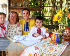 У Запоріжжі 10-річний хлопчик з дитинства вишиває вишиванки, фото: Запорізька міська рада 
