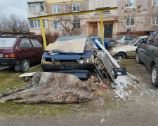 Перетворив двір на смітник – мешканці багатоповерхівки у Комунарському районі поскаржилися на сусіда