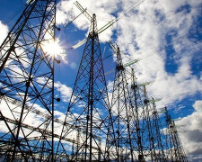 Попри роботу під прицілом дронів - на Запоріжжі енергетики проклали 15,5 кілометрів резервних  ліній живлення