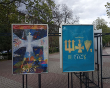 У Запоріжжі відкрили нову виставка з серії «Плакати воєнного часу» художника Олексія Борисова з Харкова.