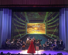 Народна артистка України Ольга Чубарева під час концерту «Vivere» у Запоріжжі. Фото: Ірина Єгорова