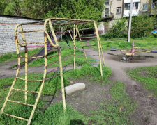 Застряг у драбині — у Запоріжжі хлопчик потрапив у пастку на дитячому майданчику (фото, відео)