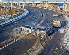 ДТП у Запоріжжі на Дніпрогесі: два авто зіштовхнулися на повороті греблі (фото, відео)