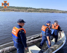 У Запоріжжі з Дніпра дістали фрагменти човнів 18 століття - допомагали рятувальники: фото