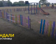 Паркан руйнують щотижня – дитячий майданчик в селі під Запоріжжям страждає від вандалів два роки (відео)