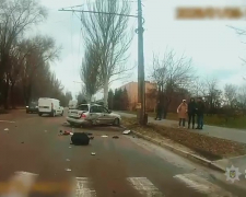 Опинився у пастці після аварії: у Запоріжжі поліцейські врятували водія з понівеченого авто (відео)