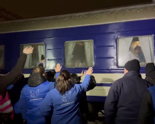 "Життя у трьох валізах" - родини із Запорізької області евакуювали на Закарпаття (фото)