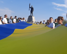 У запорізькому парку розгорнули стометровий прапор - фото