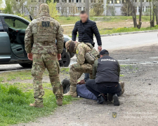 Запорізькі поліцейські та співробітники СБУ затримали двох осіб, причетних до незаконної торгівлі вогнепальною зброєю та боєприпасами