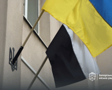 На будівлях райадміністрацій в Запоріжжі встановили «Прапори надії» на підтримку військовополонених (фото)