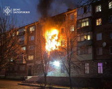 Винесли з диму та полум'я: у Запоріжжі врятували людину під час пожежі (фото, відео)