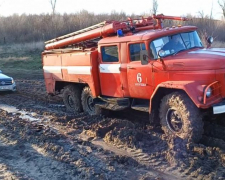 Загасили пожежу, витягли автомобіль - рятувальники продовжують ліквідувати наслідки воєнних дій