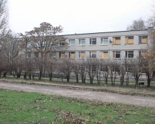 Стало тепліше і світліше – в Запоріжжі на зиму в гімназії встановлюють на вікна плівку замість OSB-плит (фото)