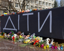 У Запоріжжіі вшанували пам'ять загиблих від авіаудару по драмтеатру Маріуполя, фото: ЗОВА