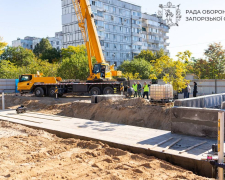 У Хортицькому районі Запоріжжя будують підземне укриття серед багатоповерхівок
