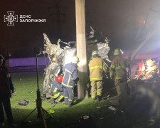 Водій загинув, пасажир в лікарні - у Запоріжжі автівка влетіла в електроопору (фото)