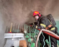 У Запоріжжі загорілася квартира в багатоповерхівці – господаря помешкання передали медикам