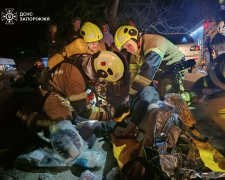 У Запоріжжі сталася нічна пожежа в багатоповерхівці: з вогню врятували чоловіка та жінку (фото)