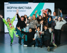 Насильство, що криється за нормальністю – у Запоріжжі молодь презентувала незвичну виставу (фото)