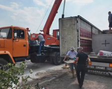 У Запоріжжі розпочали монтаж бетонних укриттів, які передали міжнародні партнери.