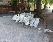 Обурились через сміття - у Запоріжжі мешканці будинку поскаржились на будівельні відходи у дворі