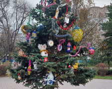 В одному з районів Запоріжжя прикрасили новорічну ялинку - фото