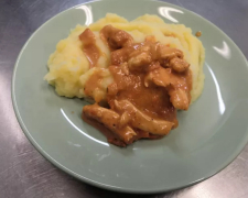 Просто і смачно - готуємо курячий гуляш до пюре або гречки