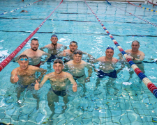 Учасники проєкту «Вільні хвилі» під час тренування у басейні