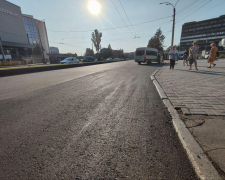 Ями та вибоїни: біля запорізької площі відремонтували проблемну ділянку дороги - фото