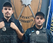 Запорізькі патрульні врятували жінку, якій стало зле в автомобілі (відео)