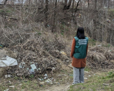 Після звернення жителів району, на місце виїхали екологи й зафіксували масштабне засмічення територій.