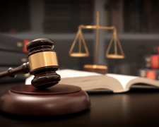 Ревнощі біля під’їзду: запоріжець уникнув покарання за ножове поранення