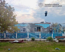 Ворог вгатив трьома авіабомбами по селу в Запорізькій області - сталась пожежа, поранена людина